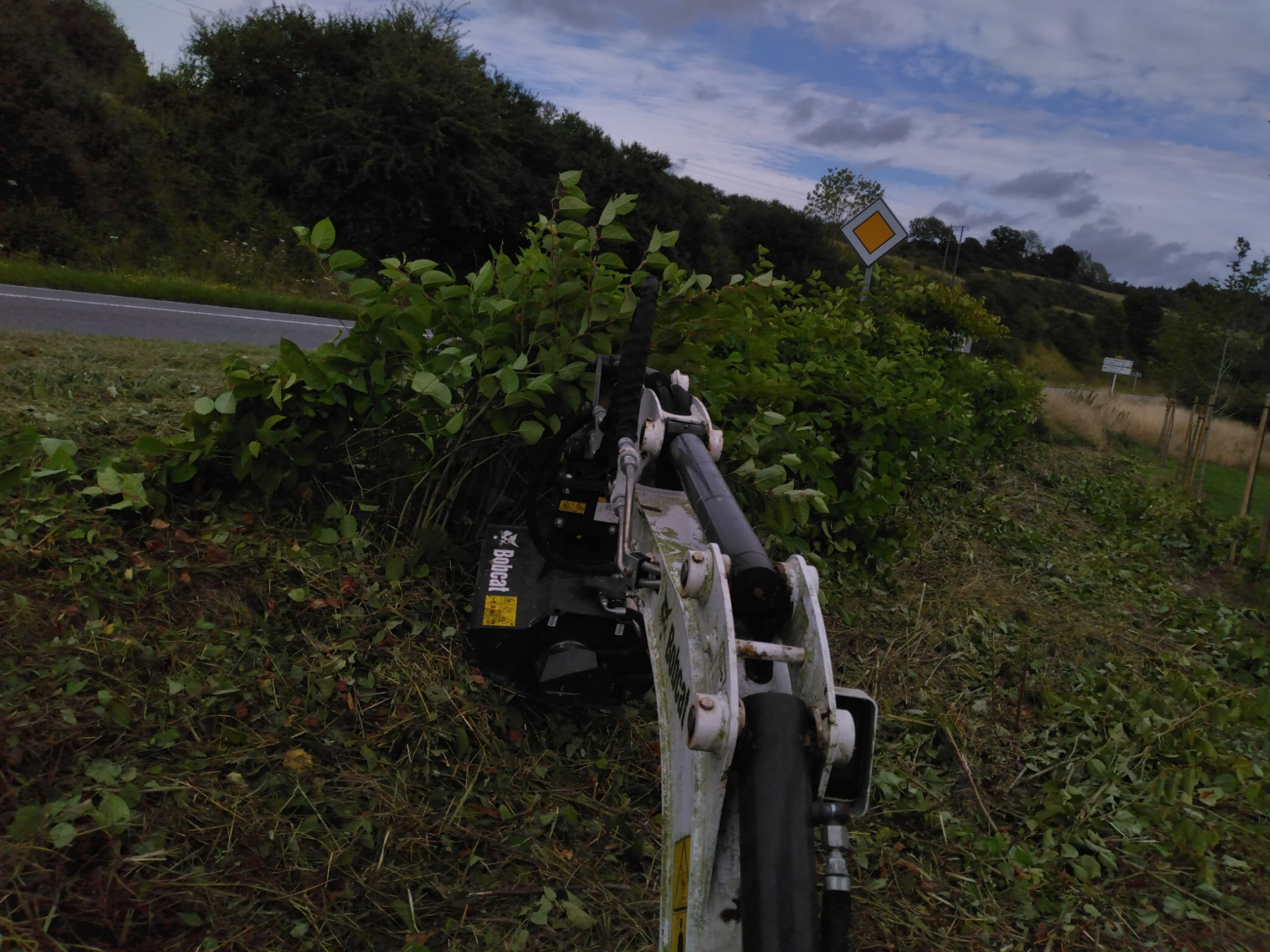 Fauchage de bord de route Maisnieres dans la somme